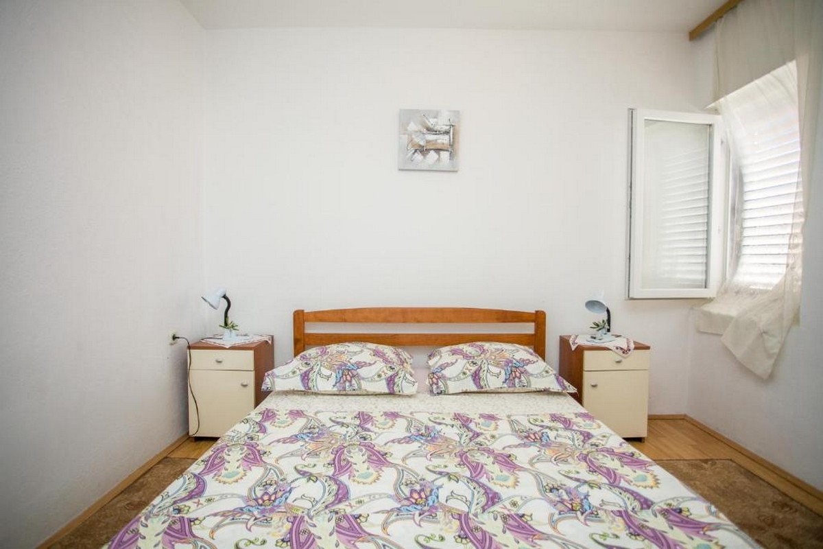 Three bedroom apartment with terrace and sea view Nemira, Omiš  A-c
