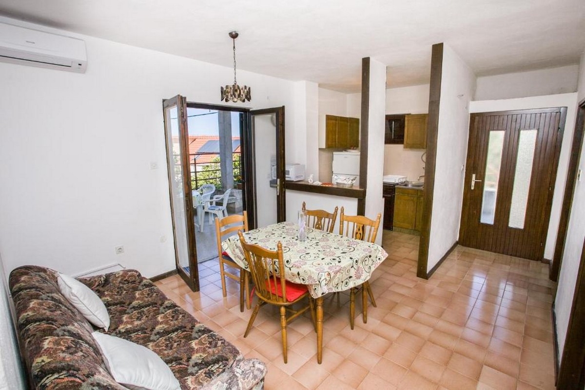 Three bedroom apartment with terrace and sea view Nemira, Omiš  A-c