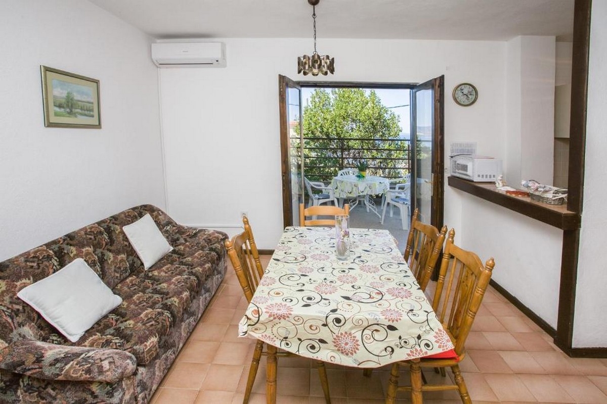 Three bedroom apartment with terrace and sea view Nemira, Omiš  A-c