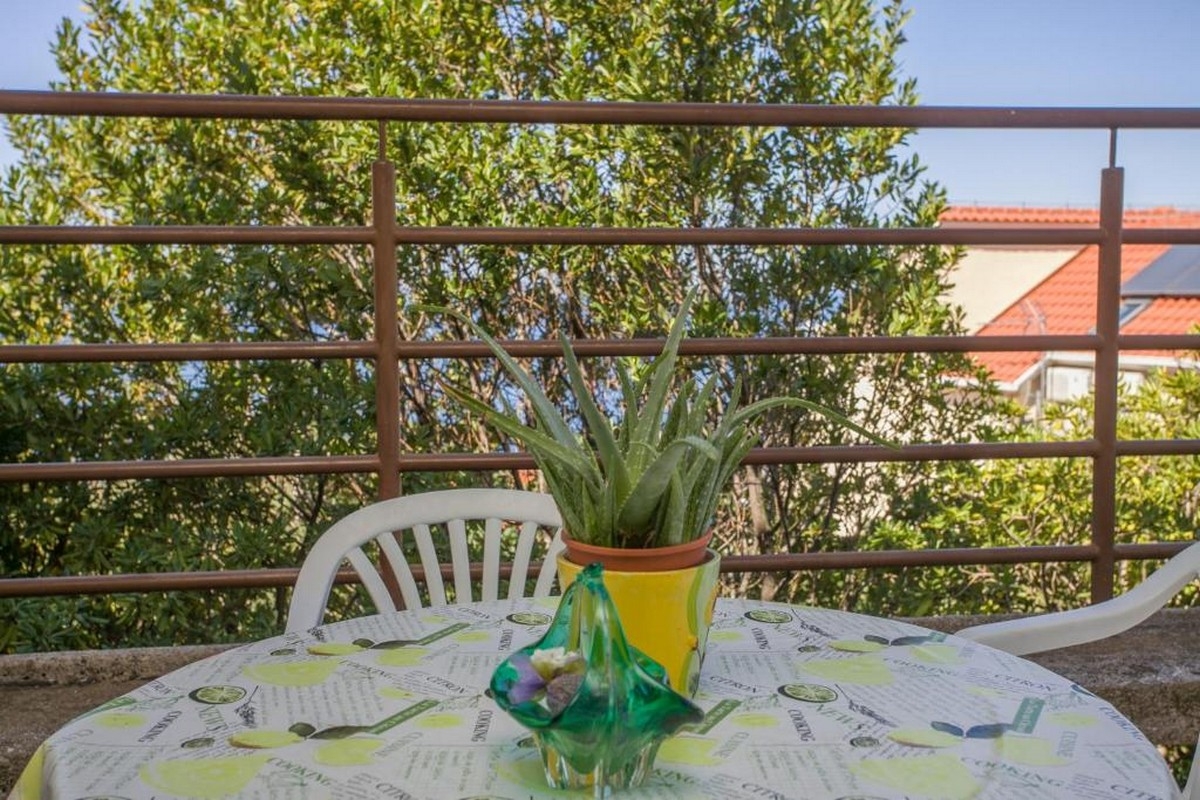 Three bedroom apartment with terrace and sea view Nemira, Omiš  A-c