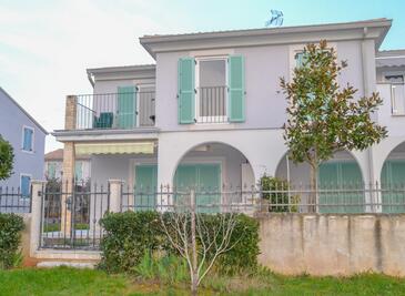 Bašanija, Umag, Objekt 21069 - Apartmani sa šljunčanom plažom.