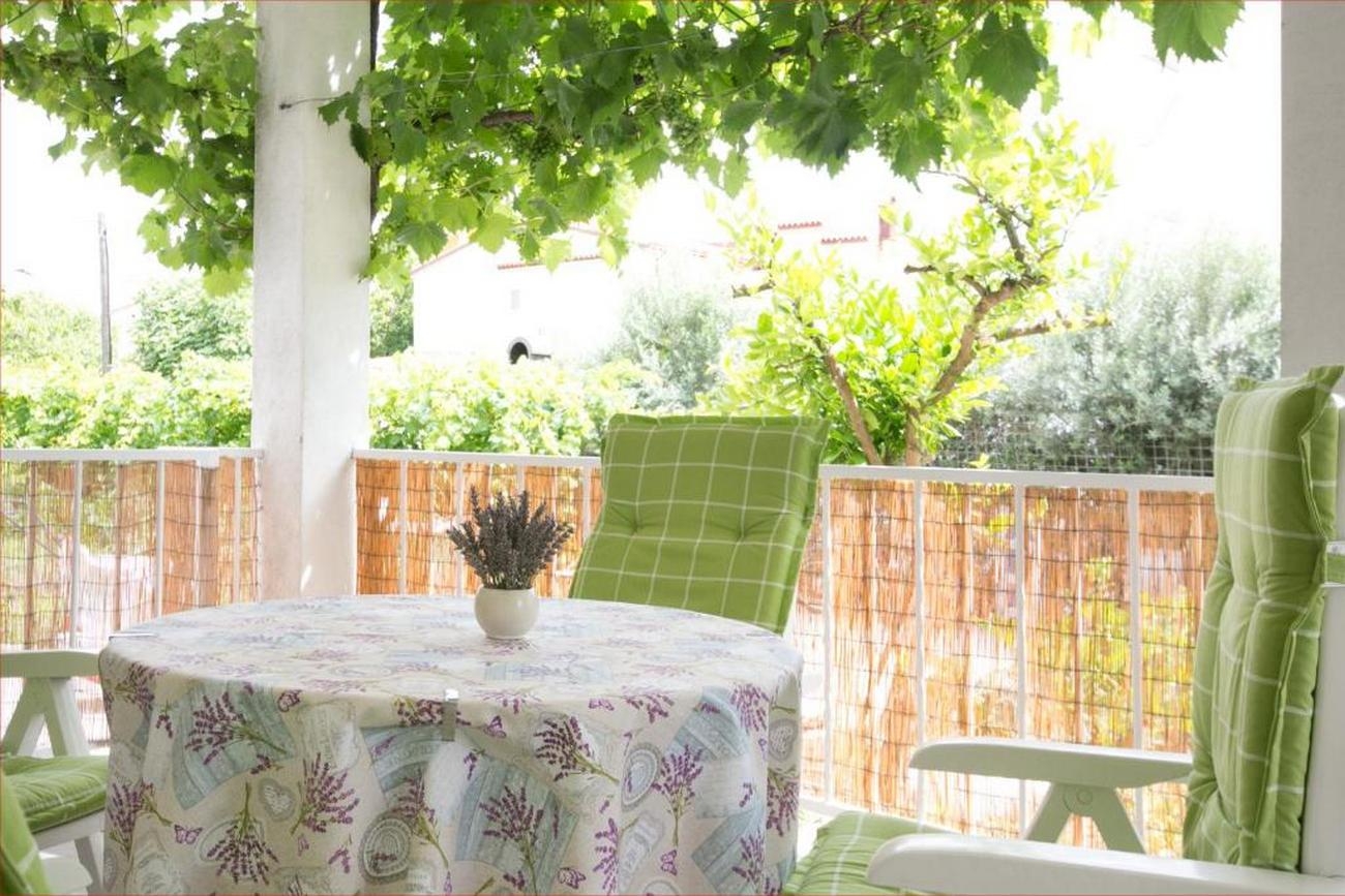 Two bedroom apartment with terrace Kaštel Lukšić, Kaštela (A-21073-a)