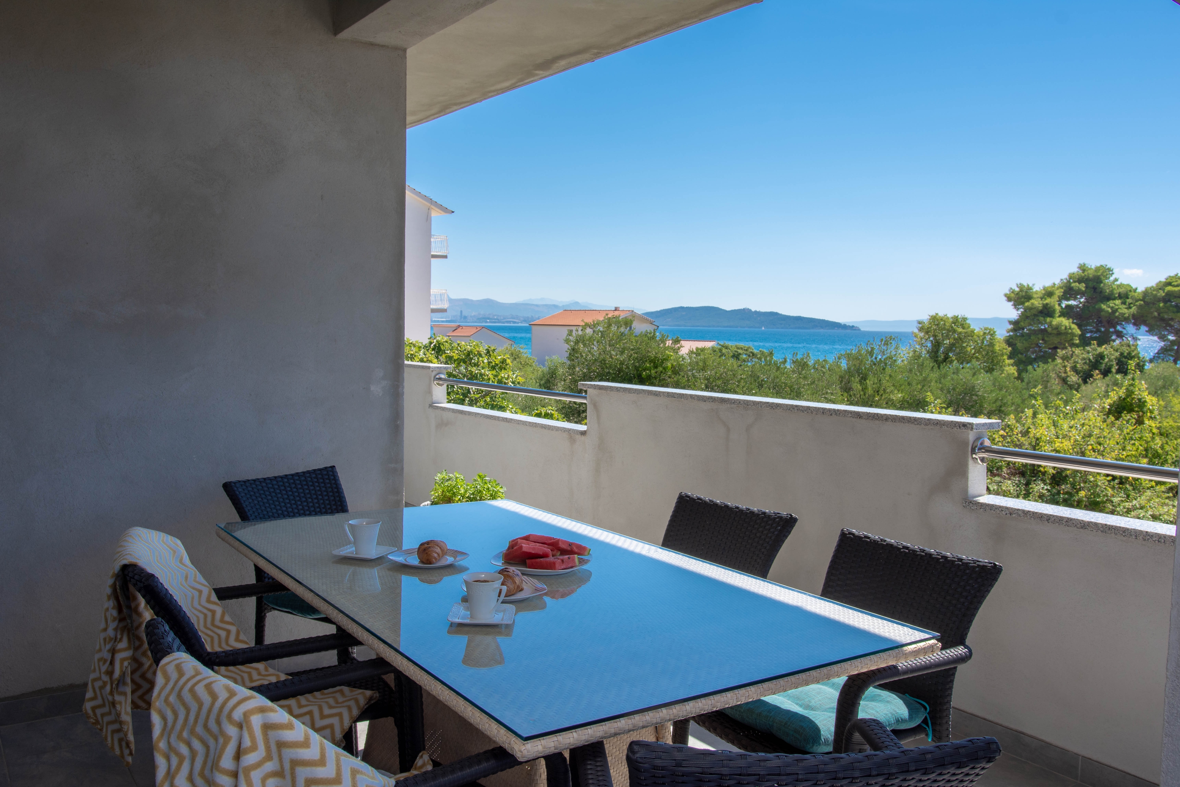 Three bedroom apartment with terrace and sea view Kaštel Štafilić, Kaštela  A-a