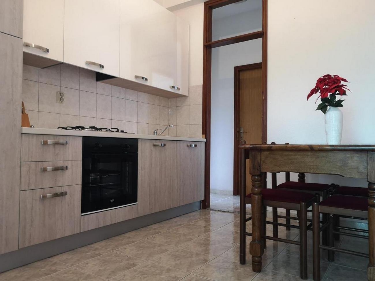Two bedroom apartment with air-conditioning Kaštel Štafilić, Kaštela  A-b