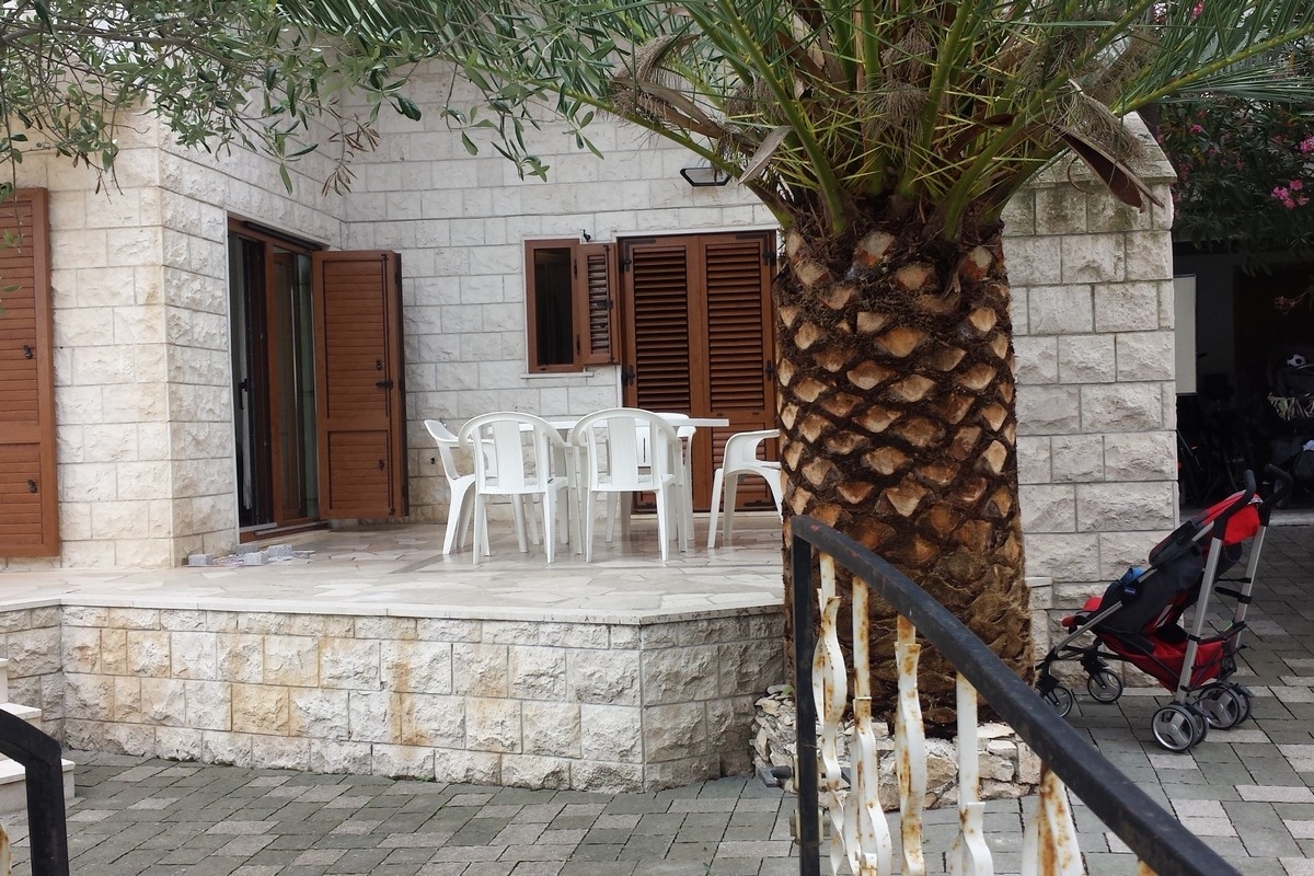 Four-bedroom apartment with terrace Supetar, Brač (A-21110-a)