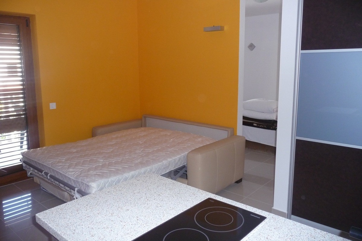 One bedroom apartment with balcony Supetar, Brač (A-21110-b)