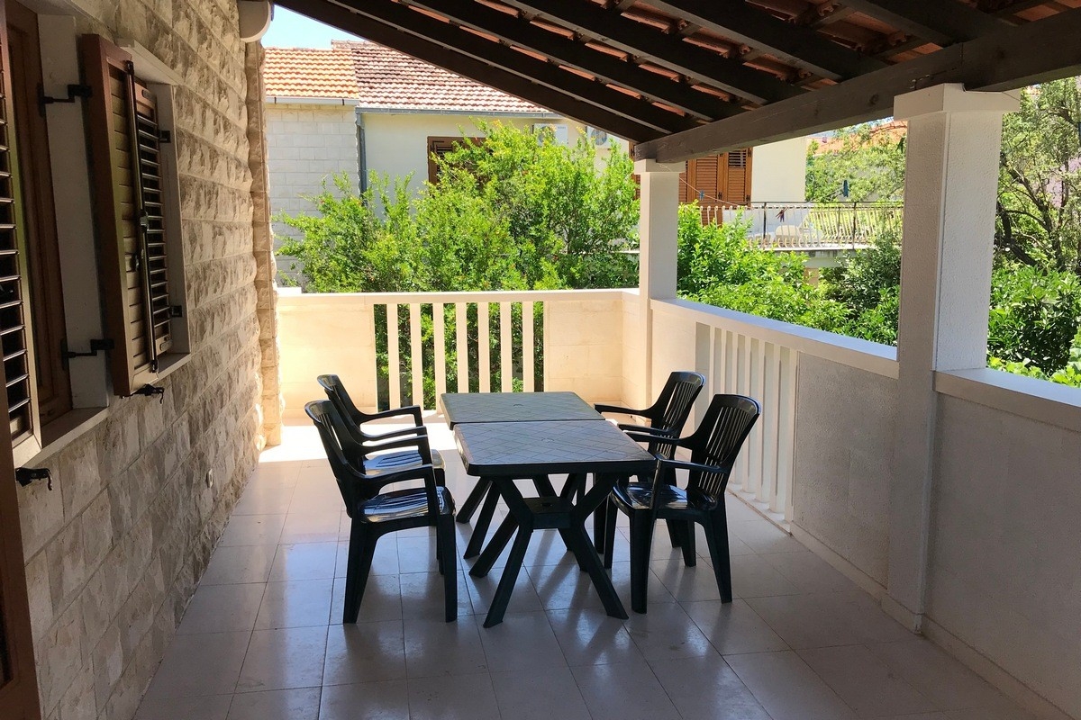 One bedroom apartment with balcony Supetar, Brač (A-21110-c)