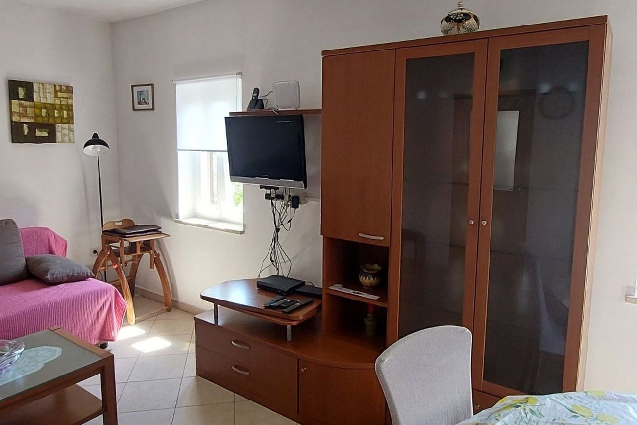 Two bedroom apartment with air-conditioning Cres  A-a
