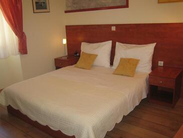 Bedroom Split, Bedroom in the room.