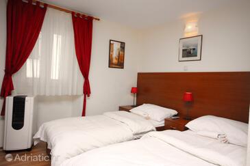 Bedroom Split, Bedroom in the room.