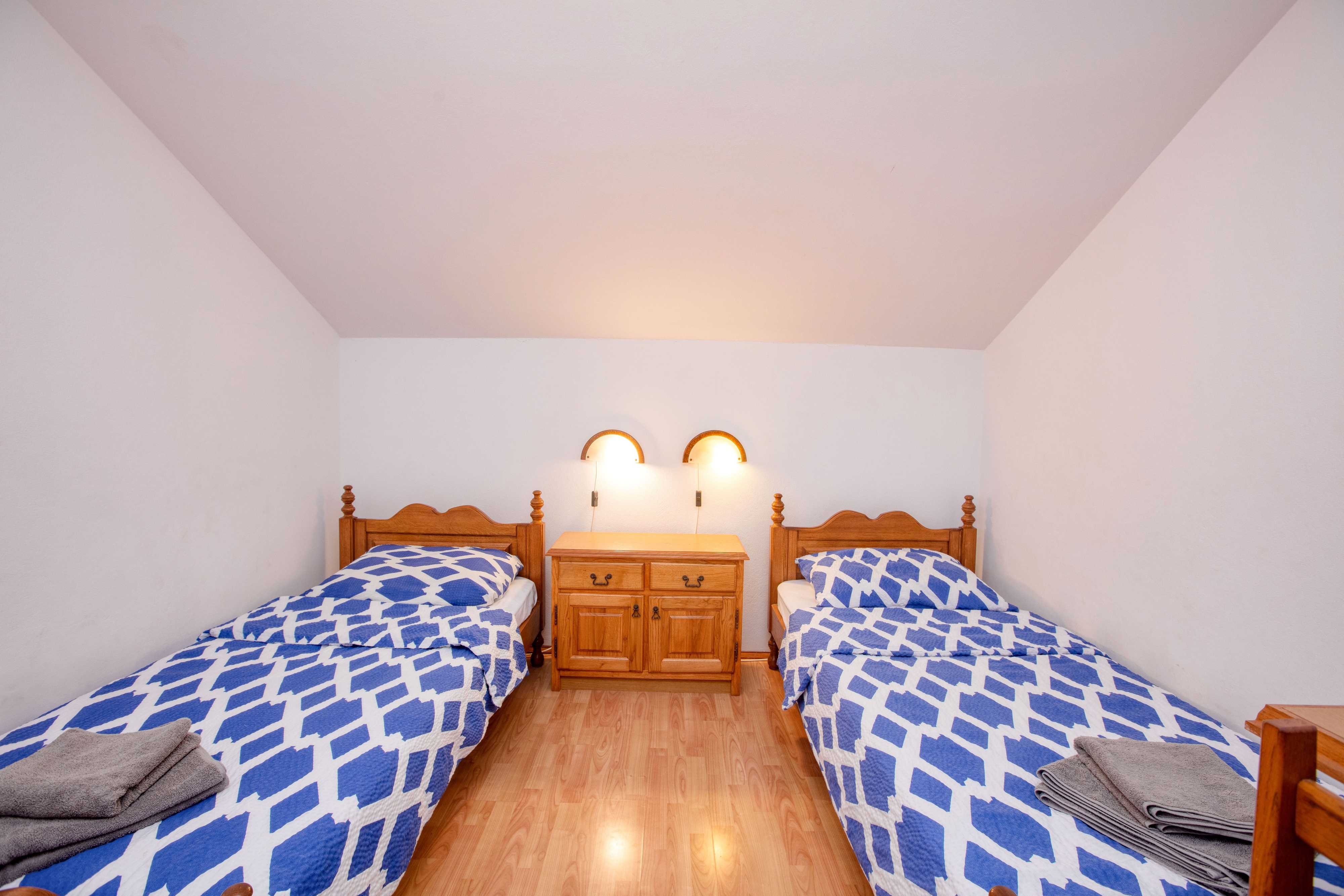 Two bedroom apartment with terrace Jezera, Murter  A-b