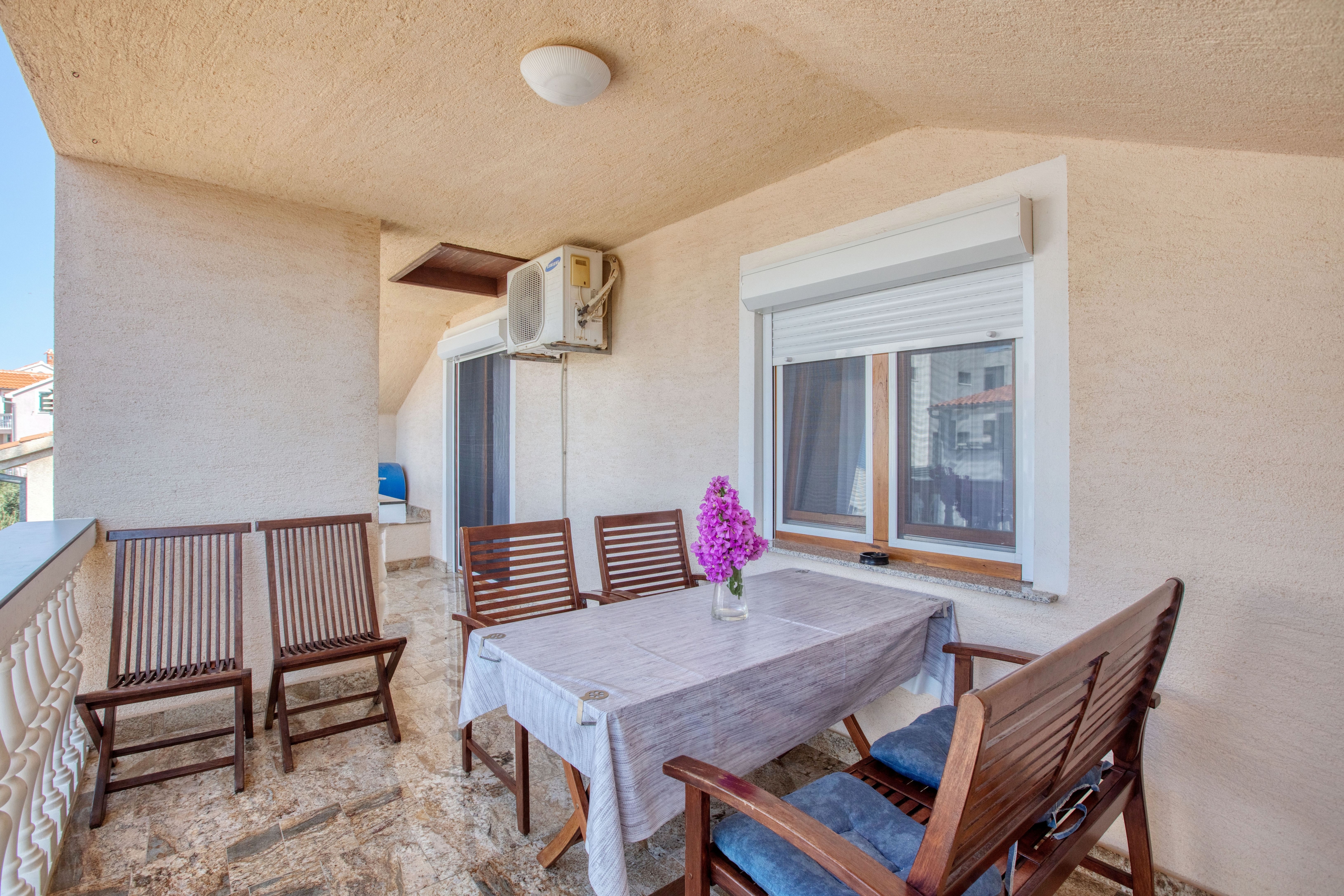 Two bedroom apartment with terrace Jezera, Murter  A-b
