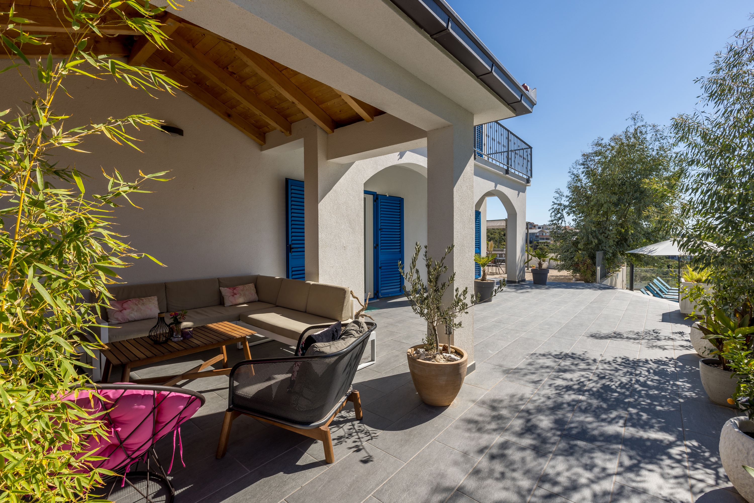 Comfortable and spacious house with terrace and sea view Zečevo Rtić, Rogoznica  K