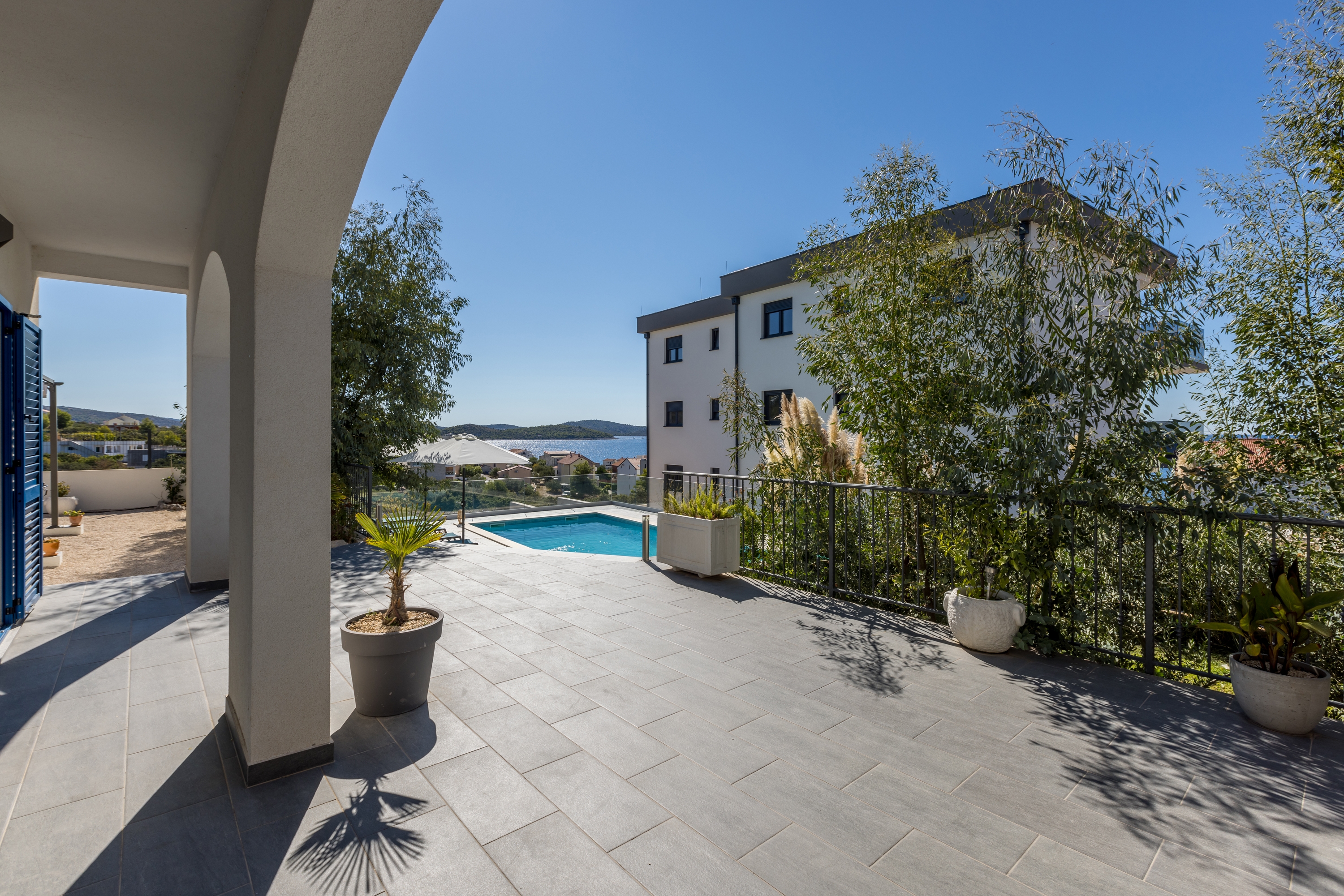 Comfortable and spacious house with terrace and sea view Zečevo Rtić, Rogoznica  K