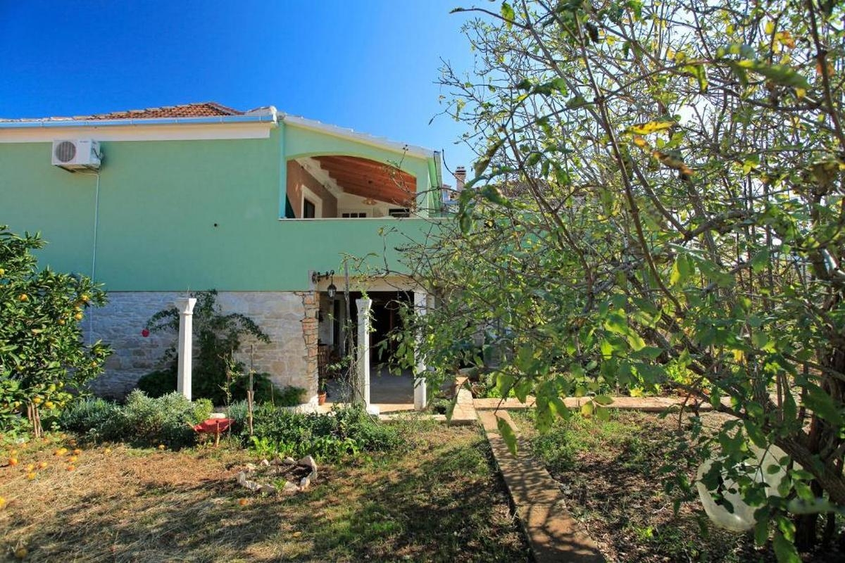 Dvosobna kuća s terasom Vela Luka, Korčula  K