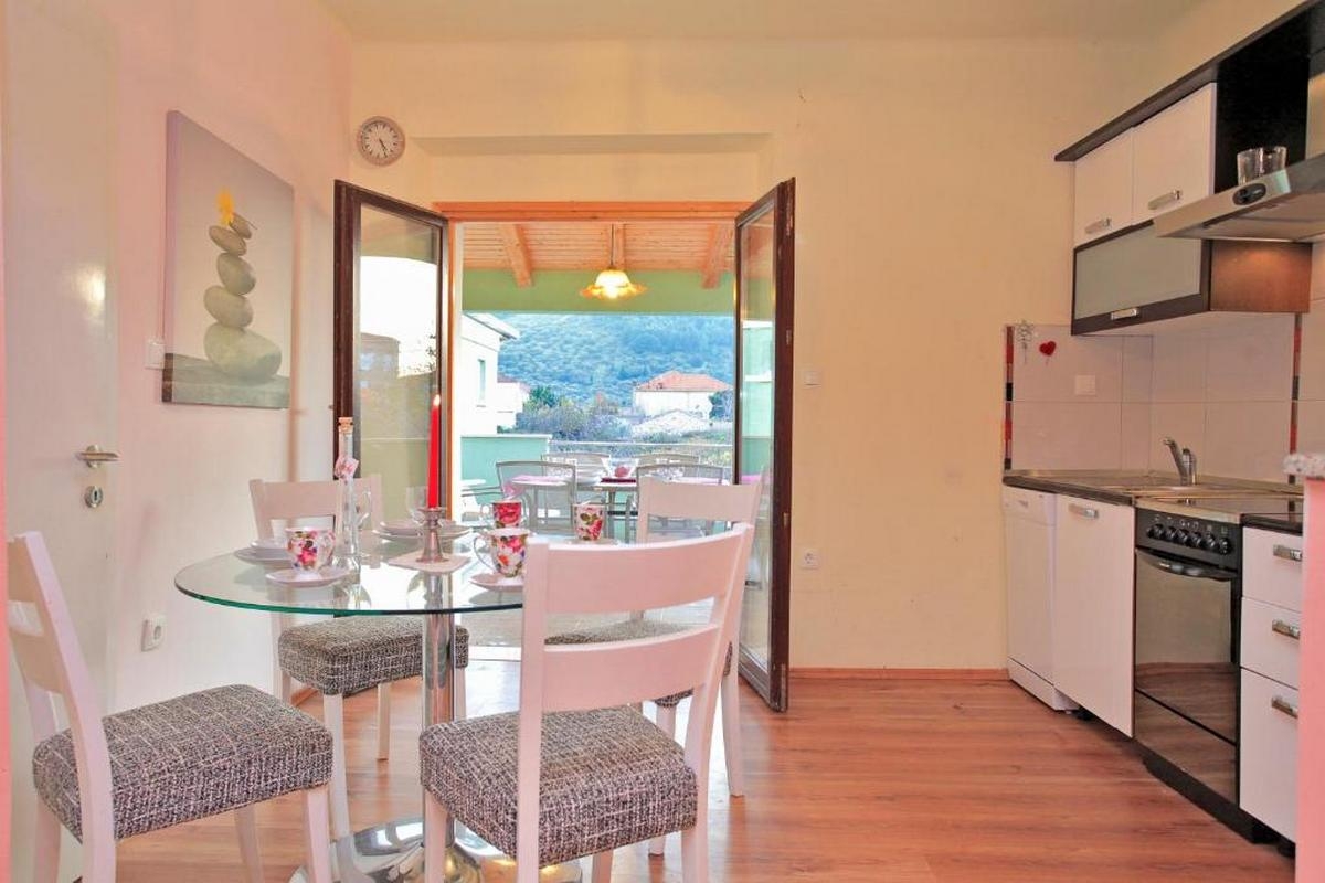 Dvosobna kuća s terasom Vela Luka, Korčula  K