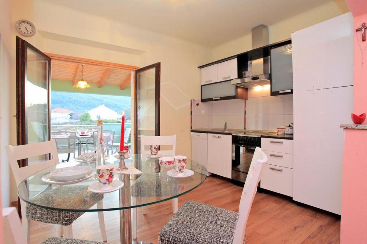 Dvosobna kuća s terasom Vela Luka, Korčula  K