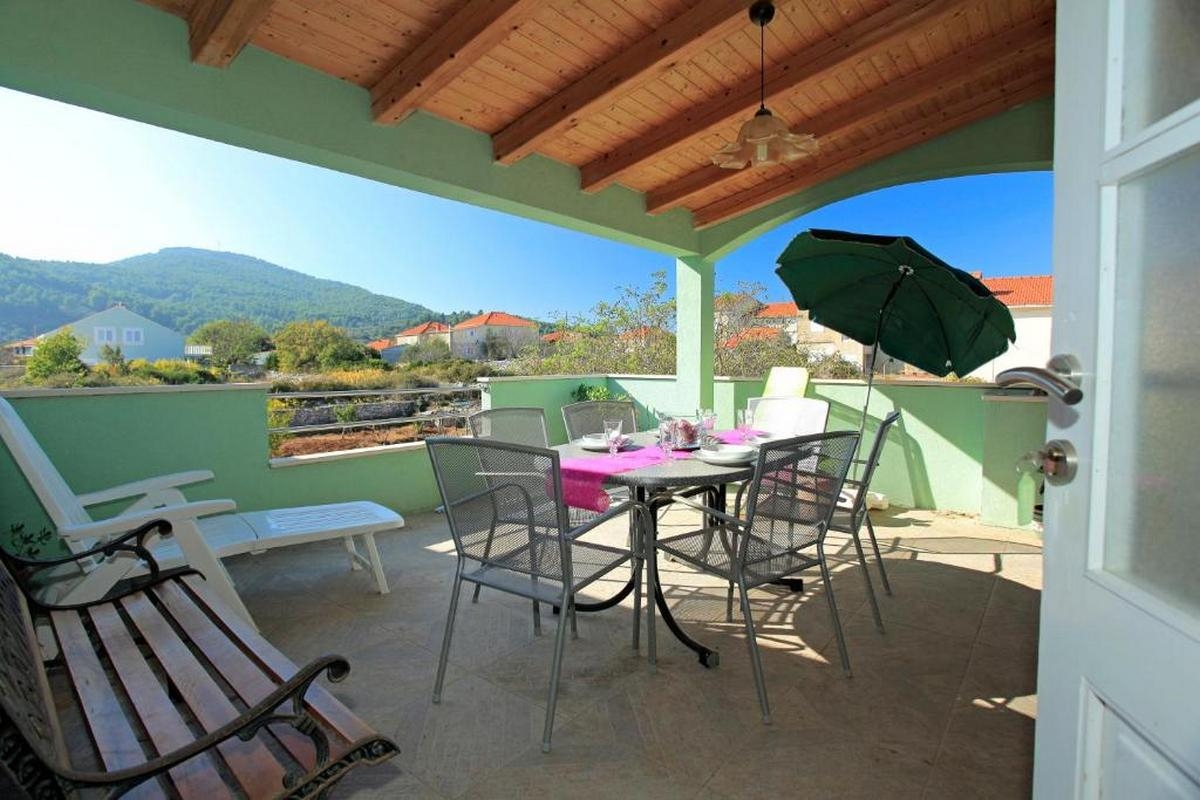 Dvosobna kuća s terasom Vela Luka, Korčula  K