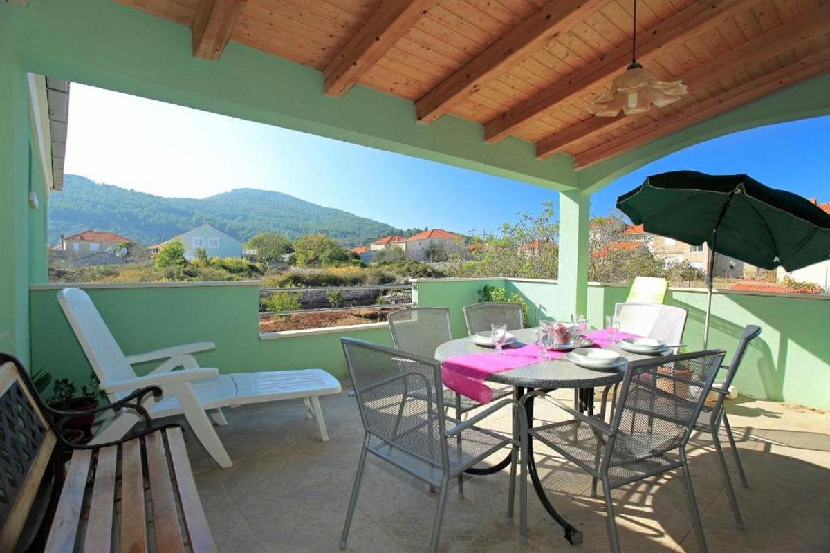 Dvosobna kuća s terasom Vela Luka, Korčula  K