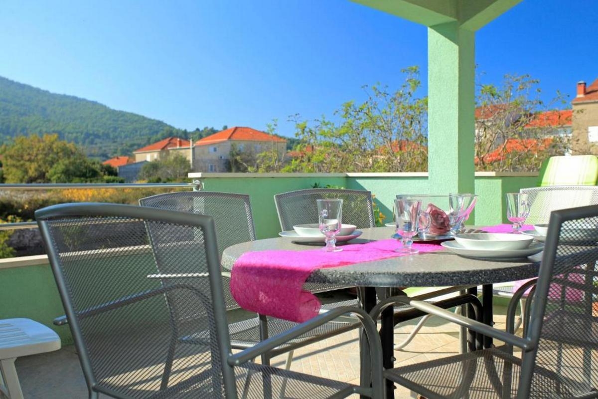 Dvosobna kuća s terasom Vela Luka, Korčula  K