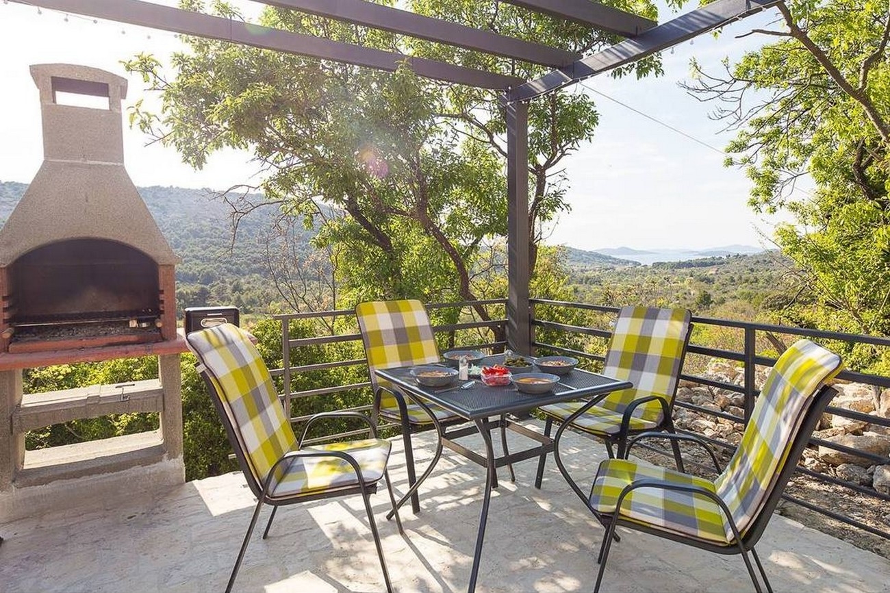 One bedroom house with terrace and sea view Zlarin  K