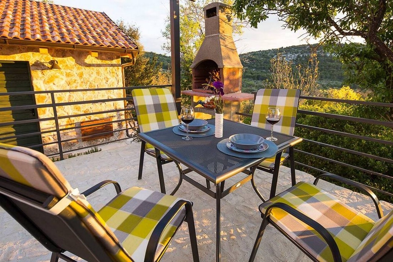One bedroom house with terrace and sea view Zlarin  K
