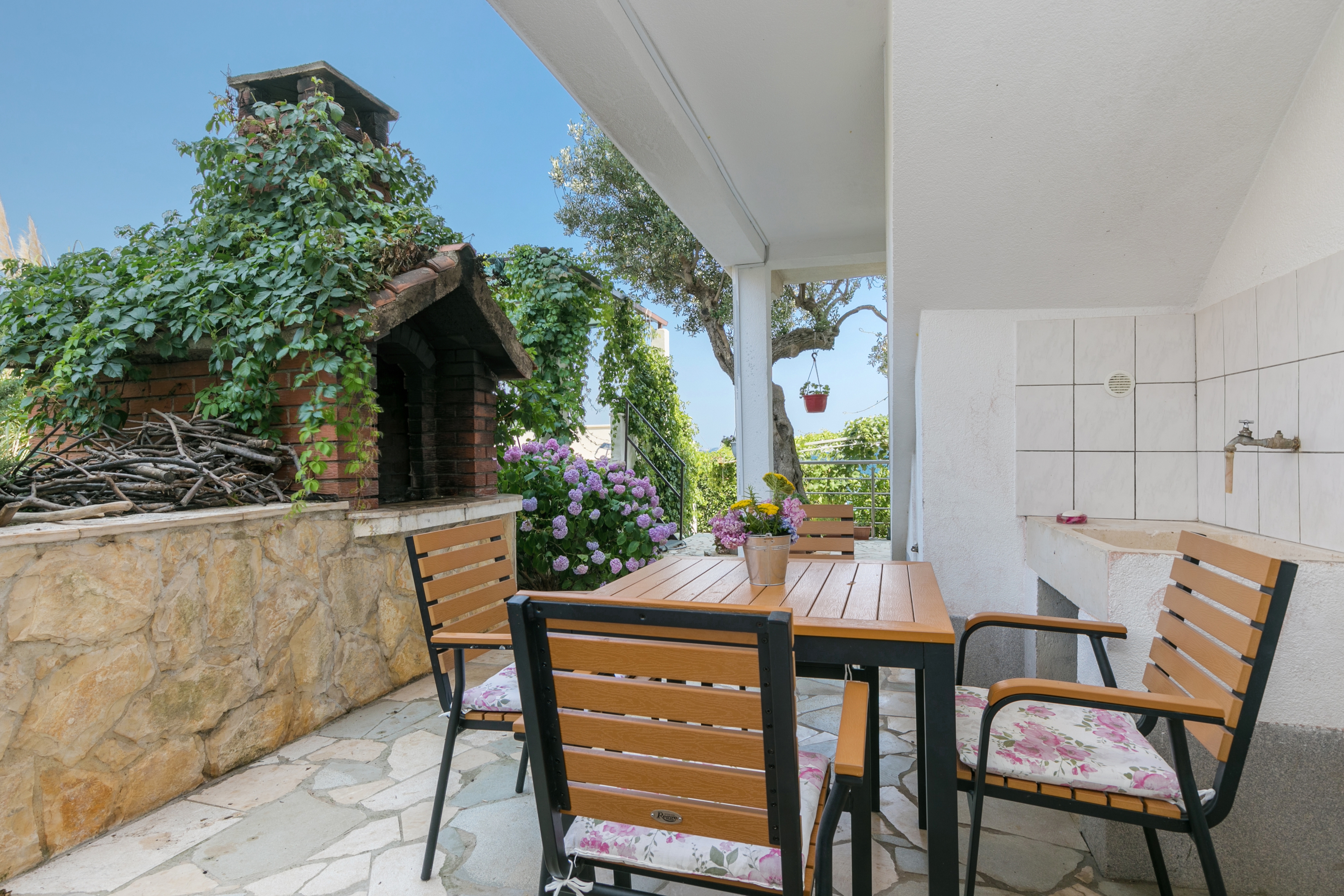 One bedroom apartment near beach Poljica, Trogir  A-b