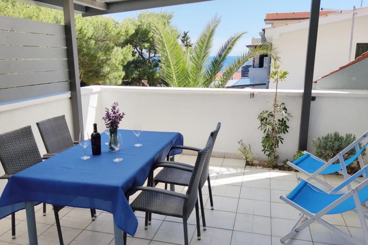 Dvosobni apartman s terasom Milna, Vis  A-b