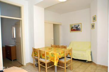 Dining room Novalja, Dining room in the apartment, dostupna klima i WIFI.