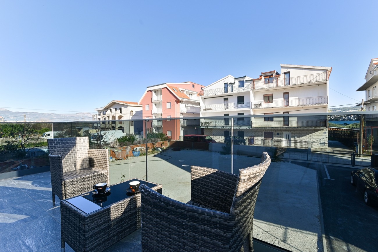 One bedroom apartment with terrace Trogir  A-a