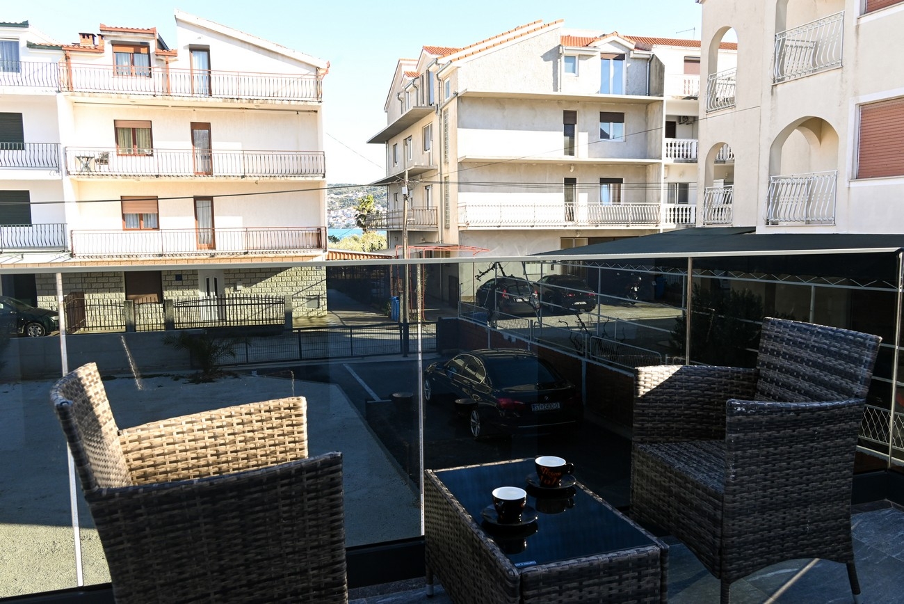 One bedroom apartment with terrace Trogir  A-a