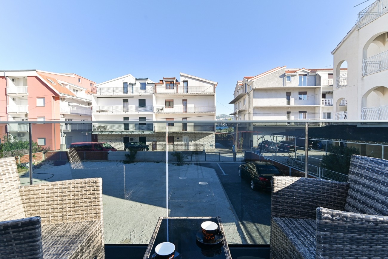 One bedroom apartment with terrace Trogir  A-a