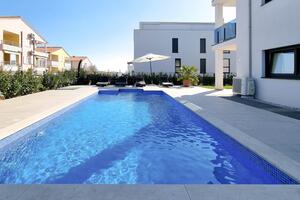 Family friendly apartments with a swimming pool Novigrad - 21217