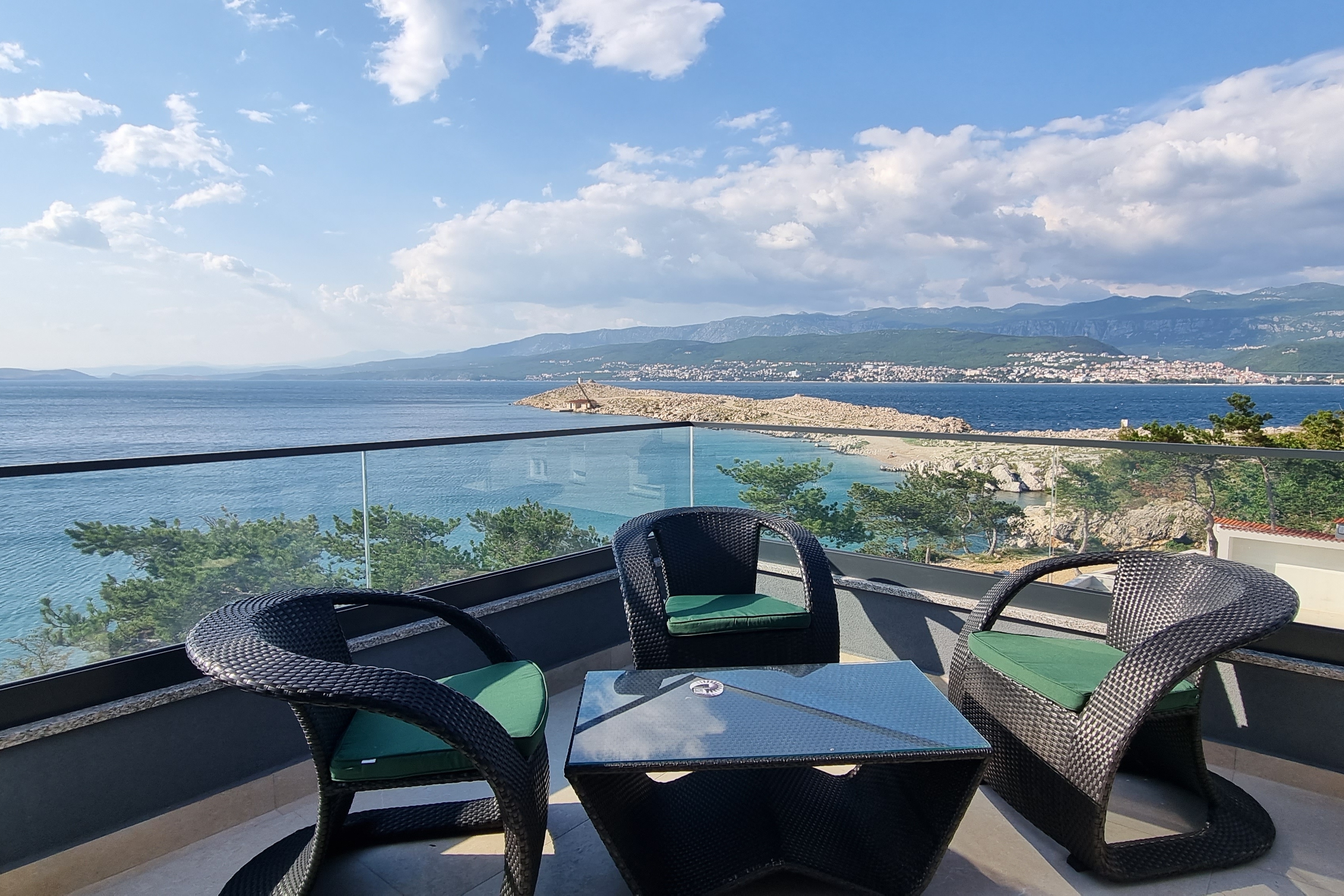 One bedroom apartment with terrace and sea view Šilo, Krk (A-21242-b)
