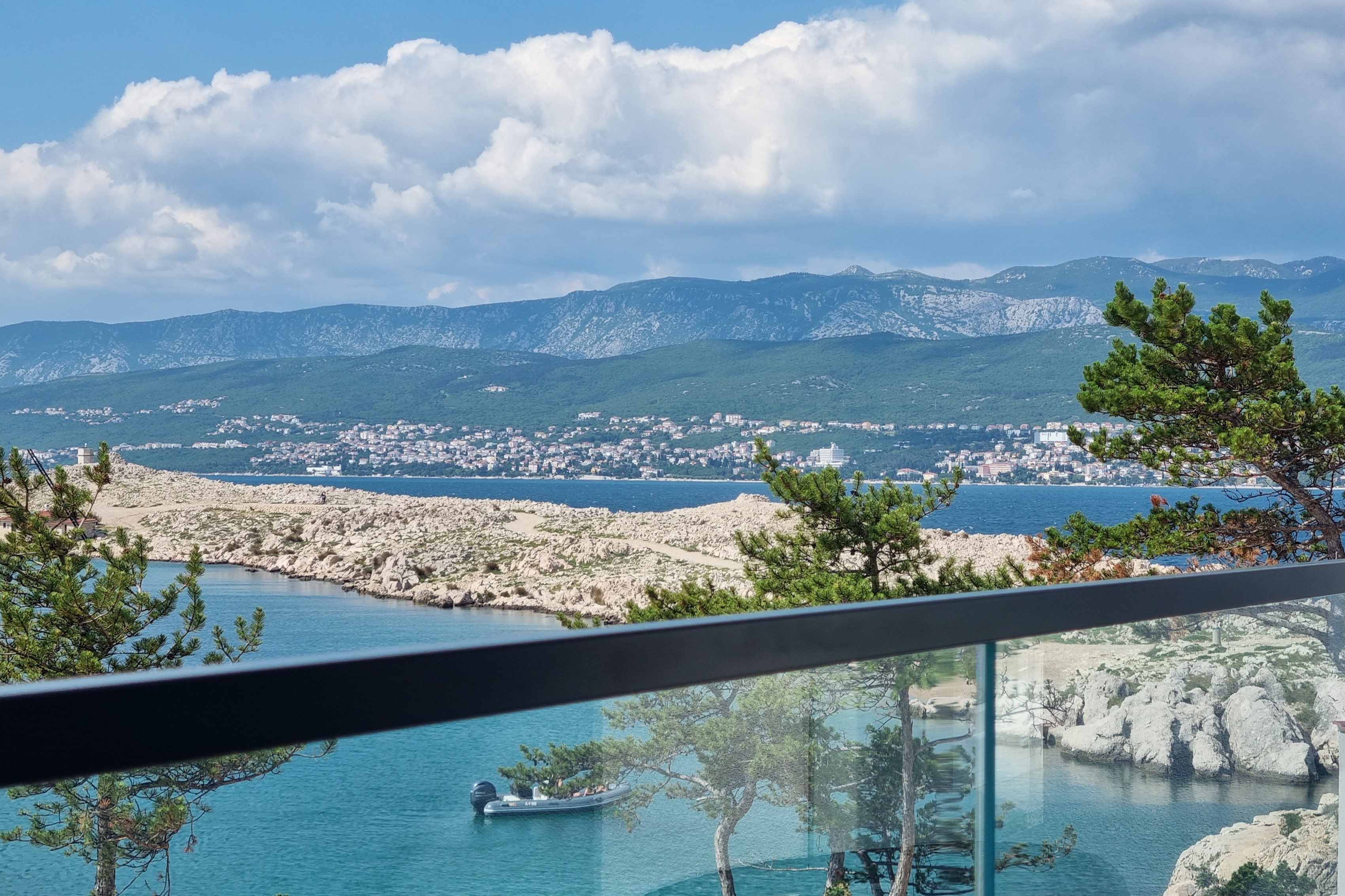One bedroom apartment with terrace and sea view Šilo, Krk  A-c