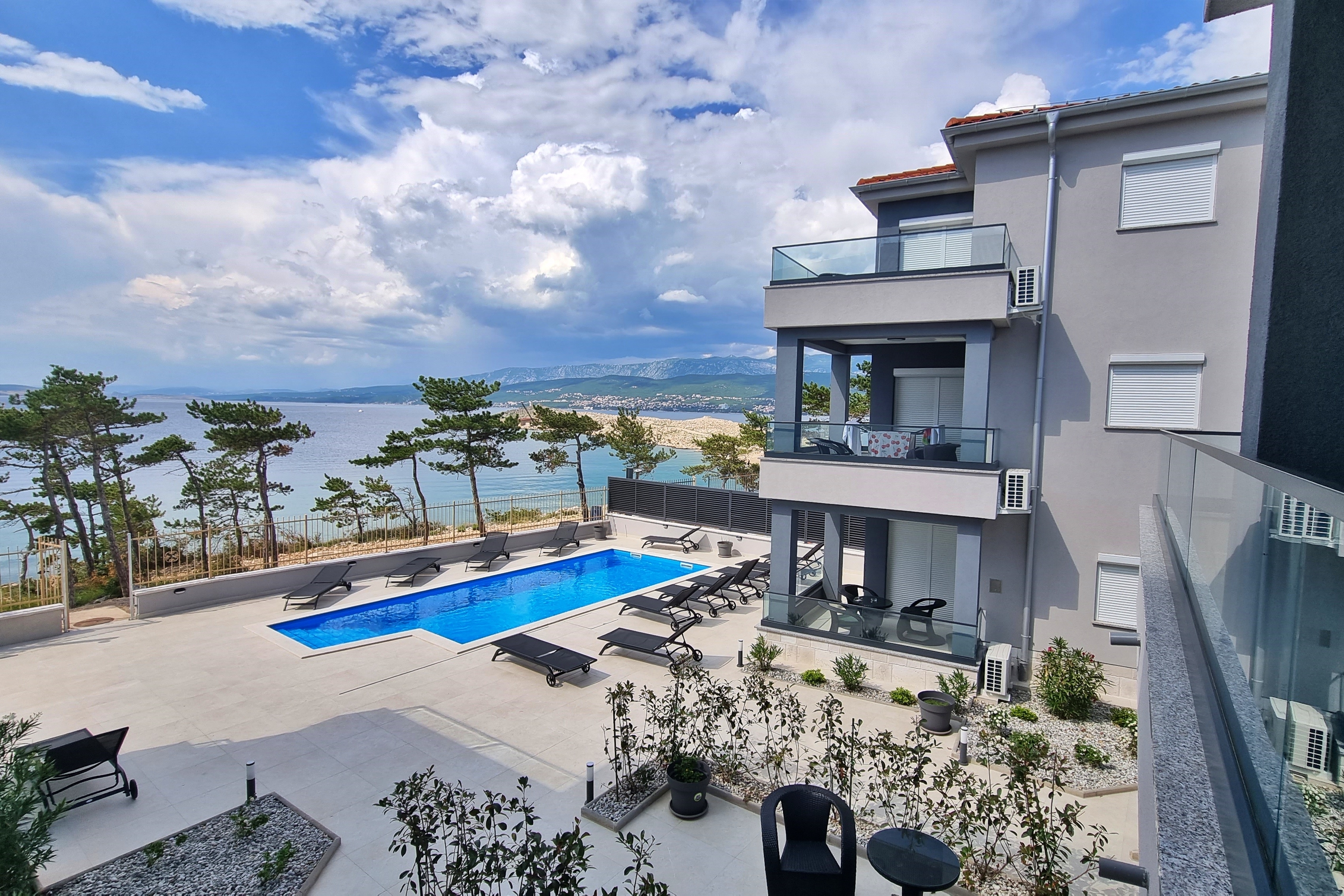 Two bedroom apartment with terrace and sea view Šilo, Krk  A-f