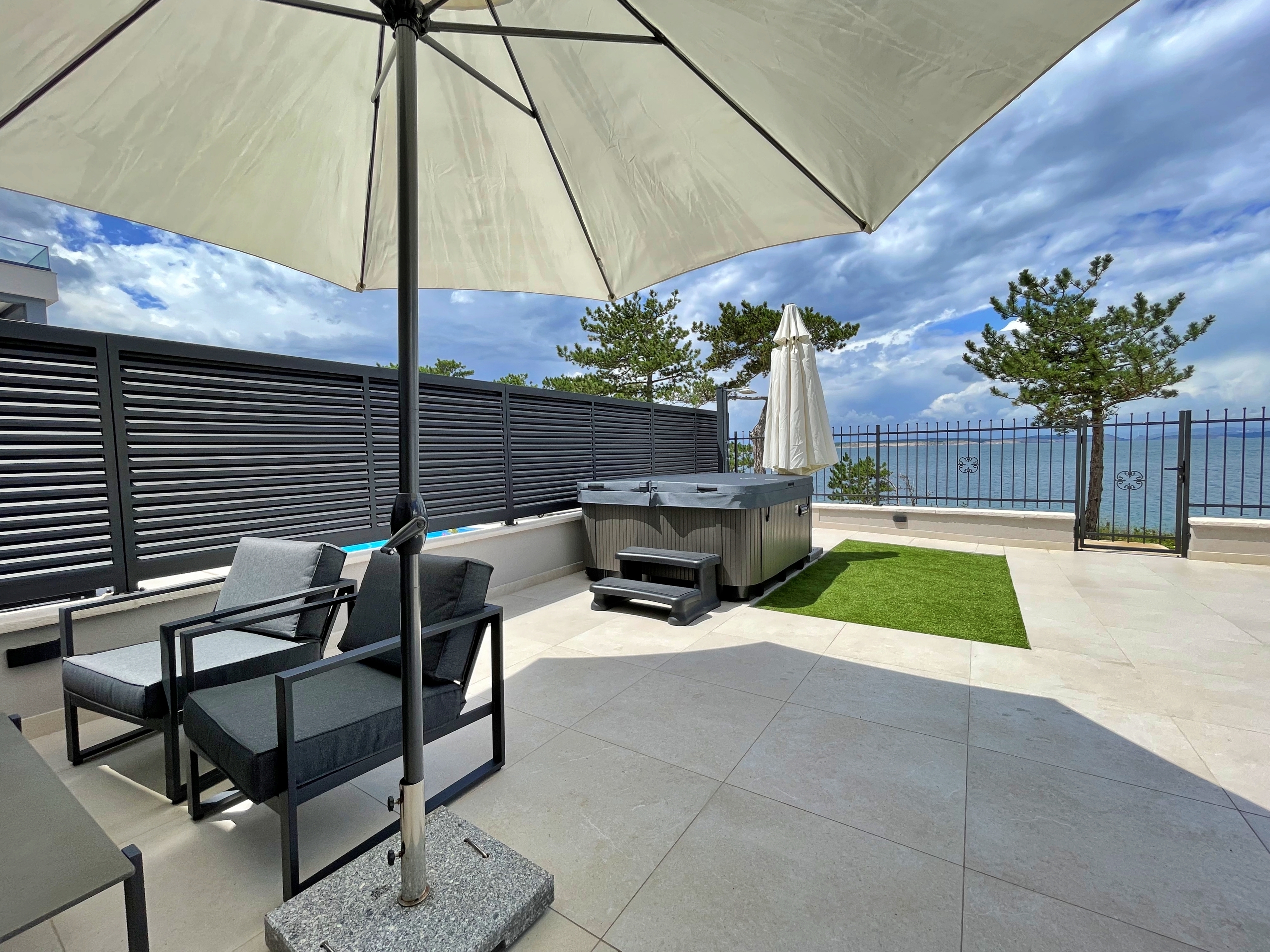 Two bedroom apartment with terrace and sea view Šilo, Krk (A-21242-i)