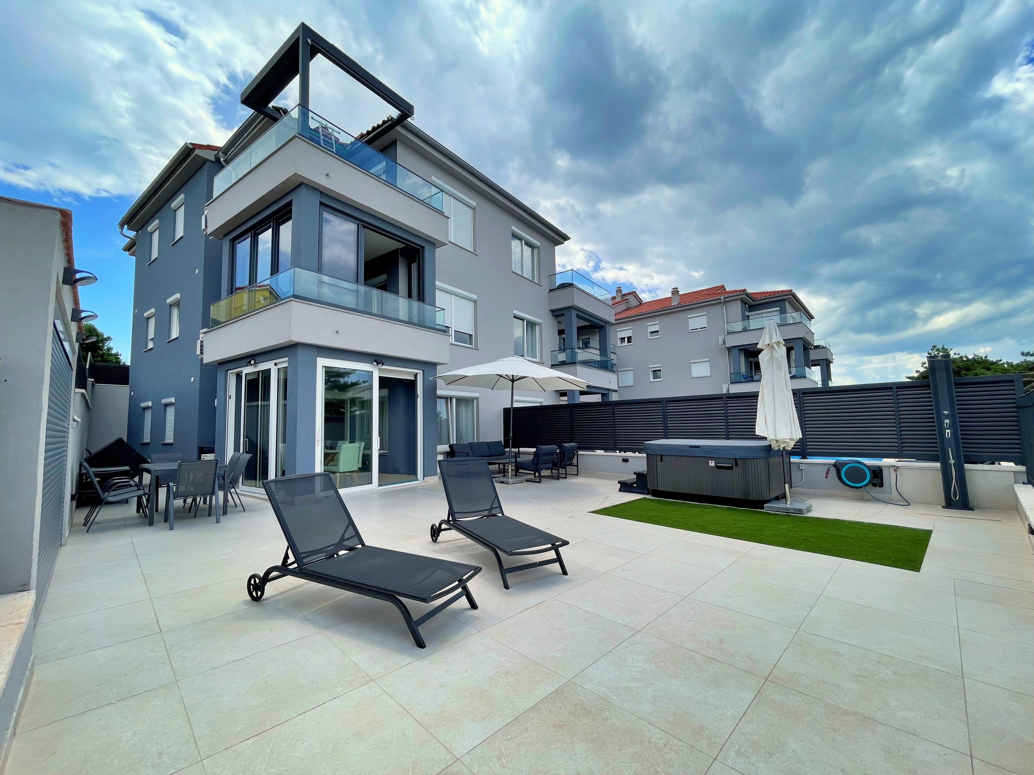 Two bedroom apartment with terrace and sea view Šilo, Krk  A-i