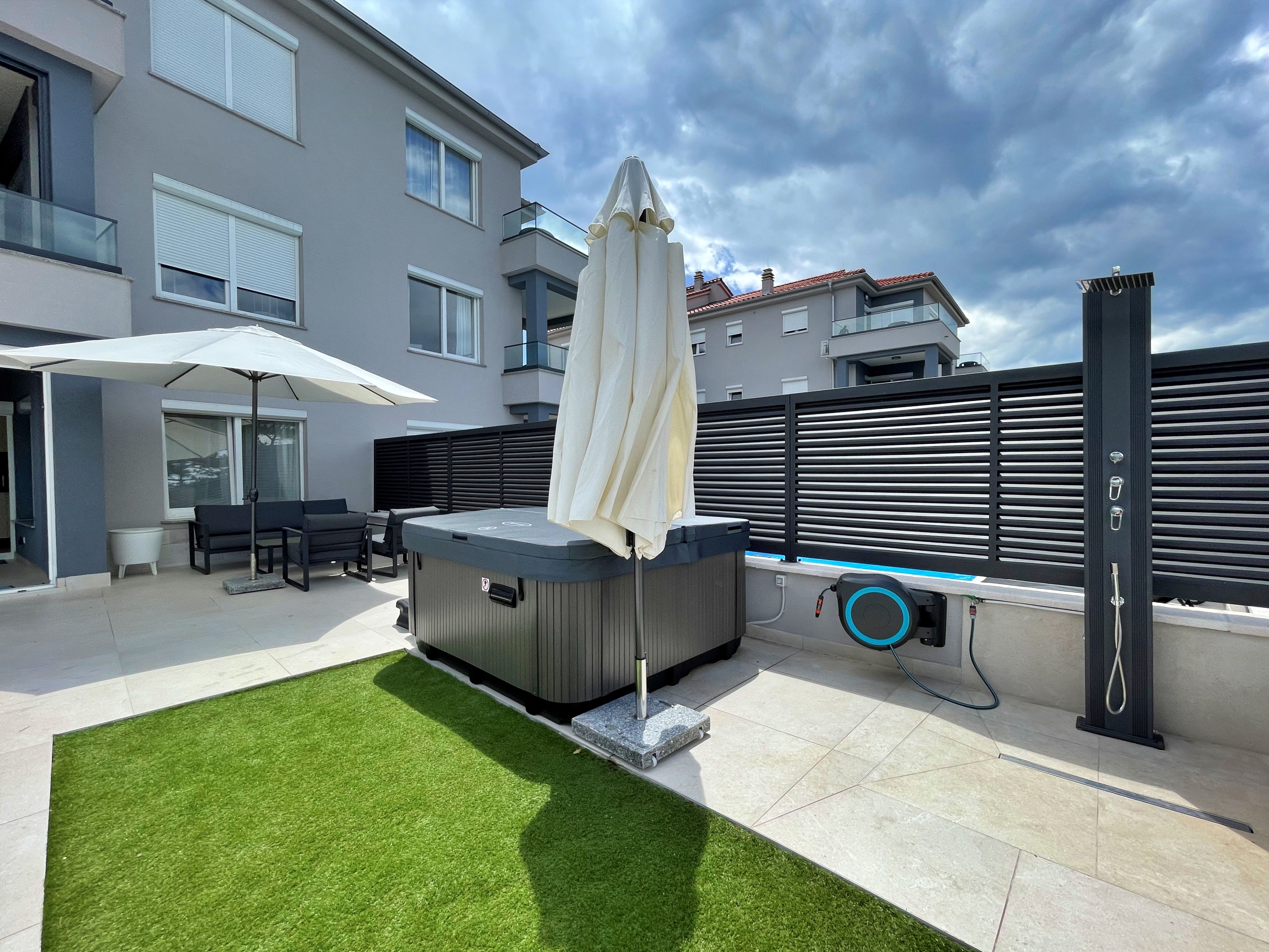 Two bedroom apartment with terrace and sea view Šilo, Krk  A-i