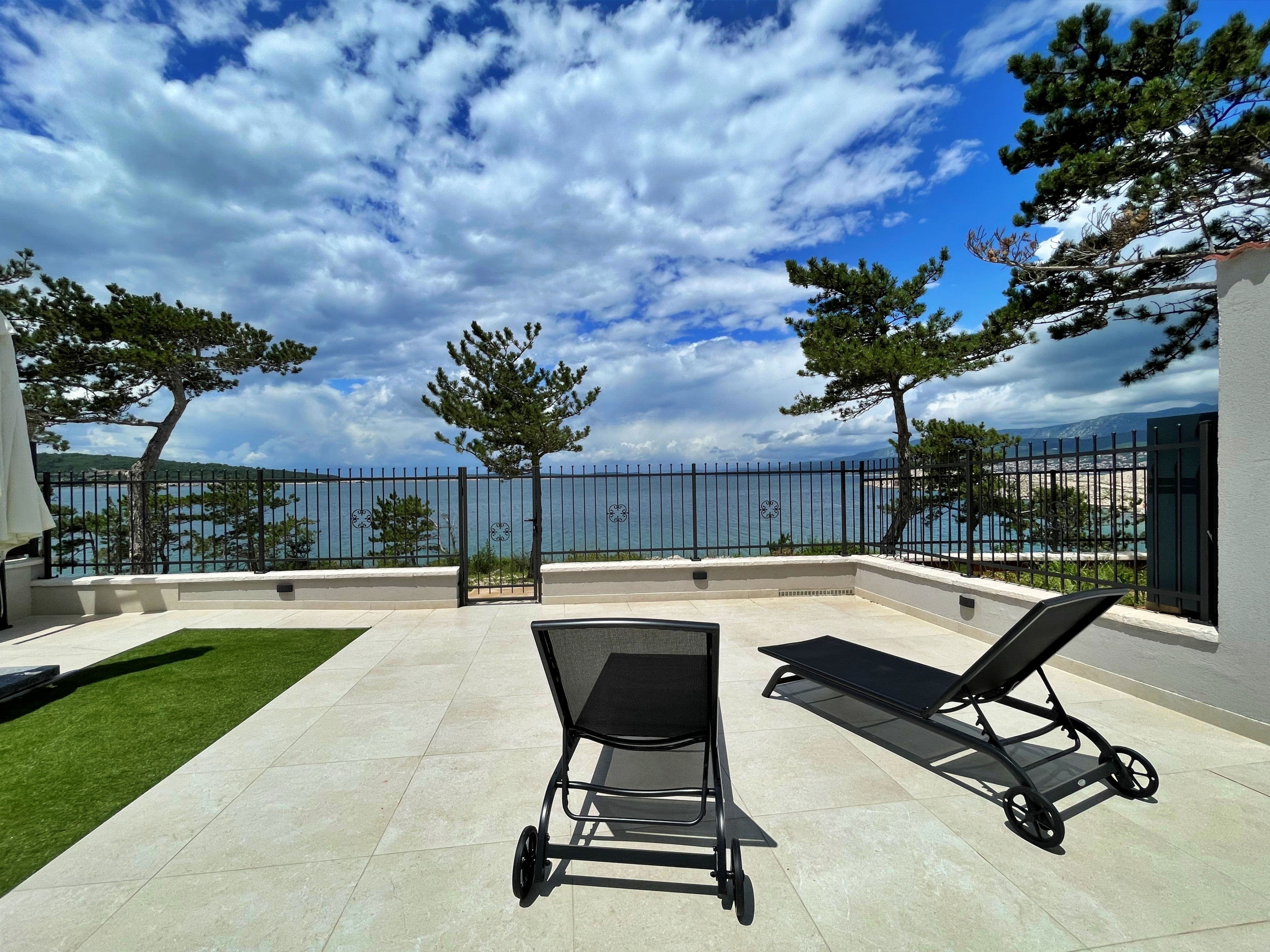 Two bedroom apartment with terrace and sea view Šilo, Krk  A-i