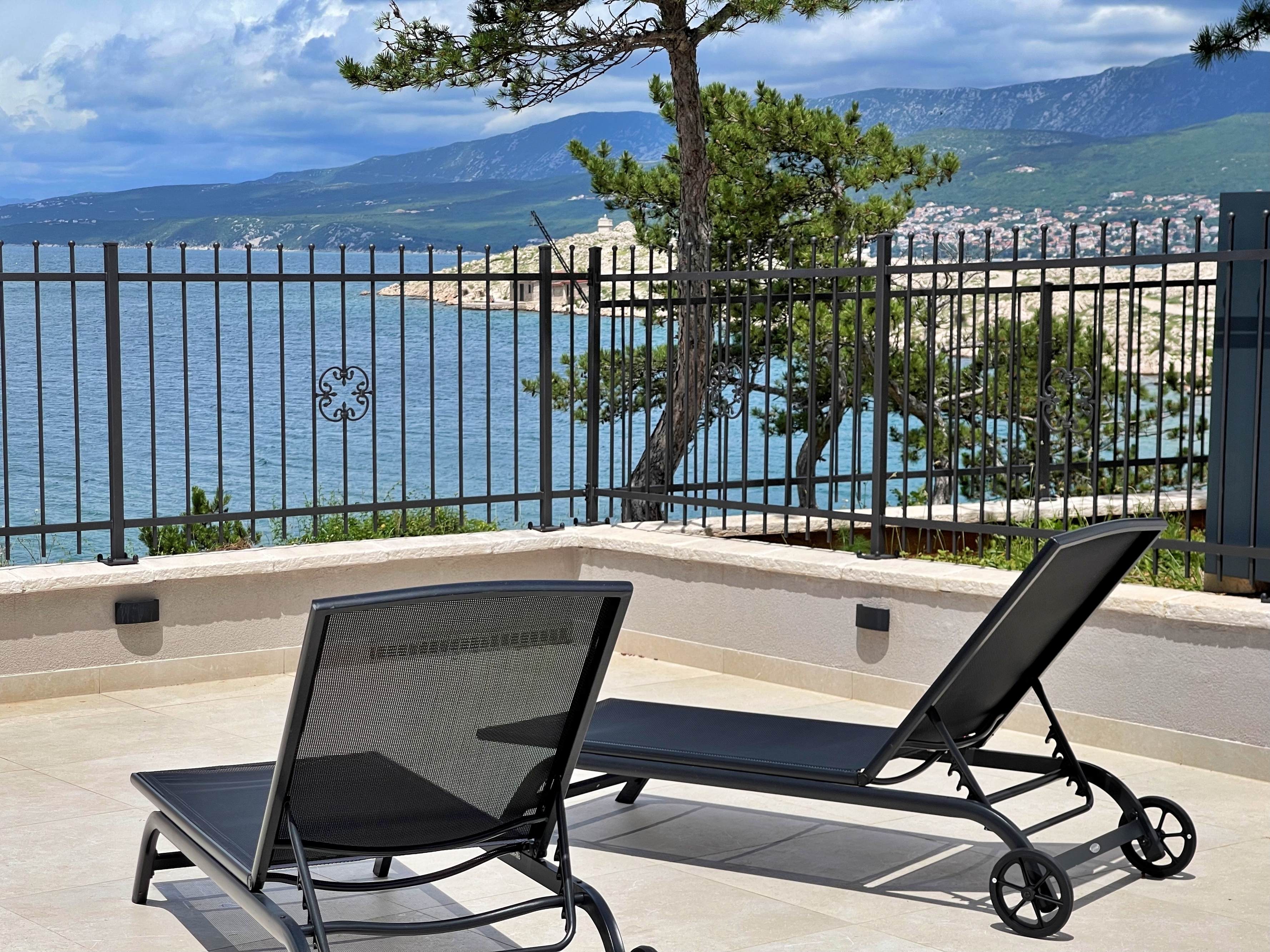 Two bedroom apartment with terrace and sea view Šilo, Krk  A-i