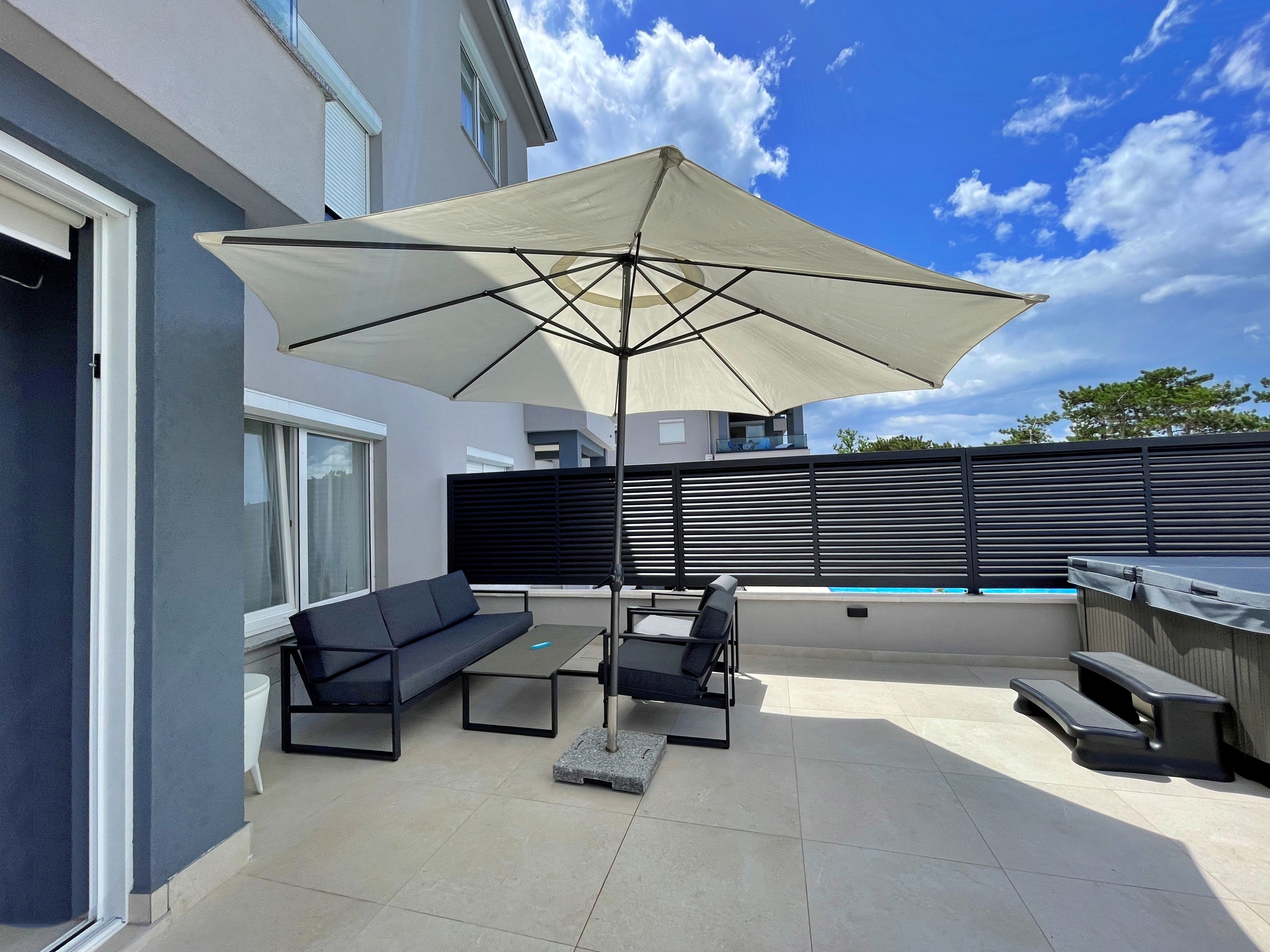 Two bedroom apartment with terrace and sea view Šilo, Krk  A-i