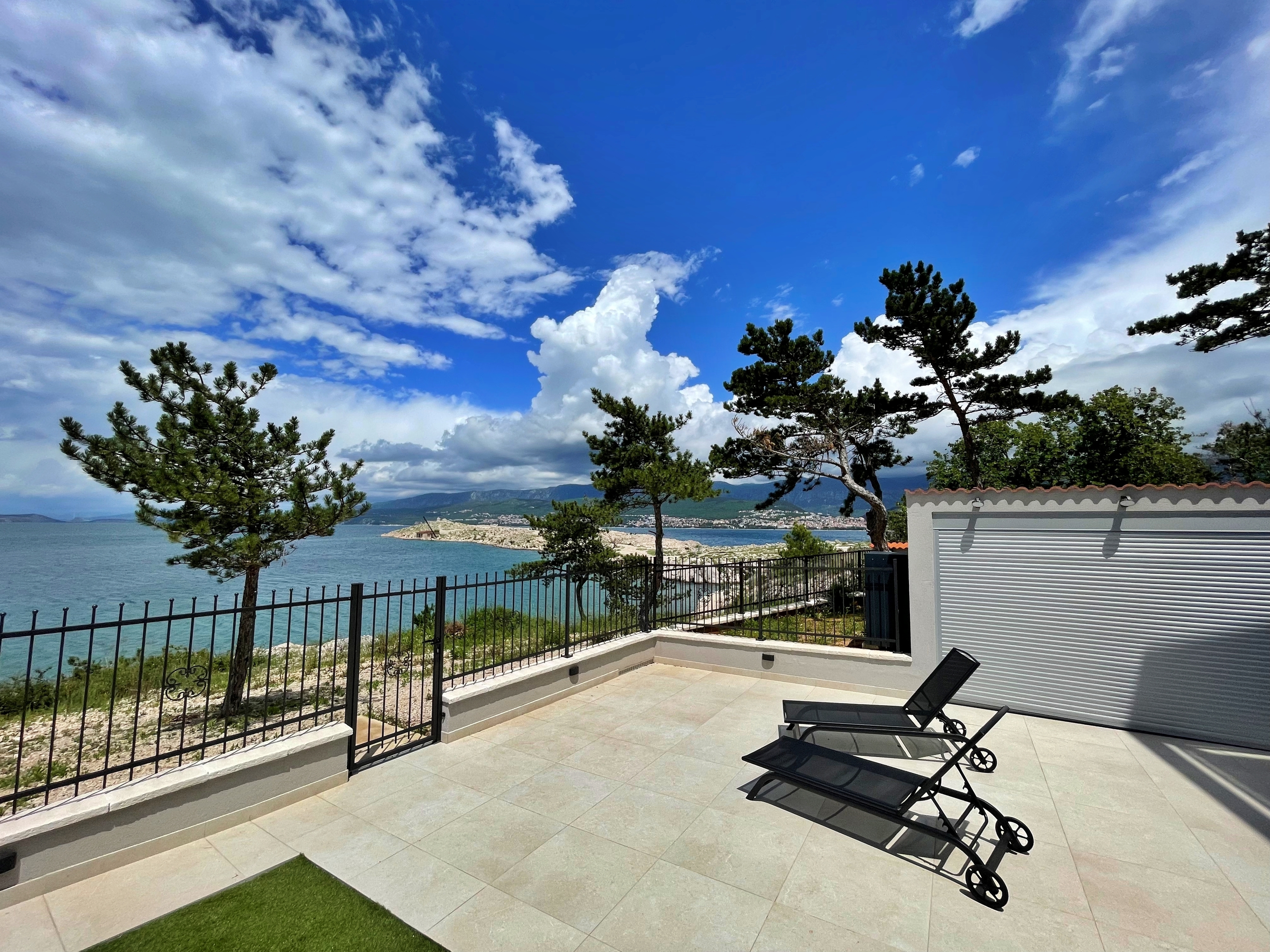 Two bedroom apartment with terrace and sea view Šilo, Krk  A-i