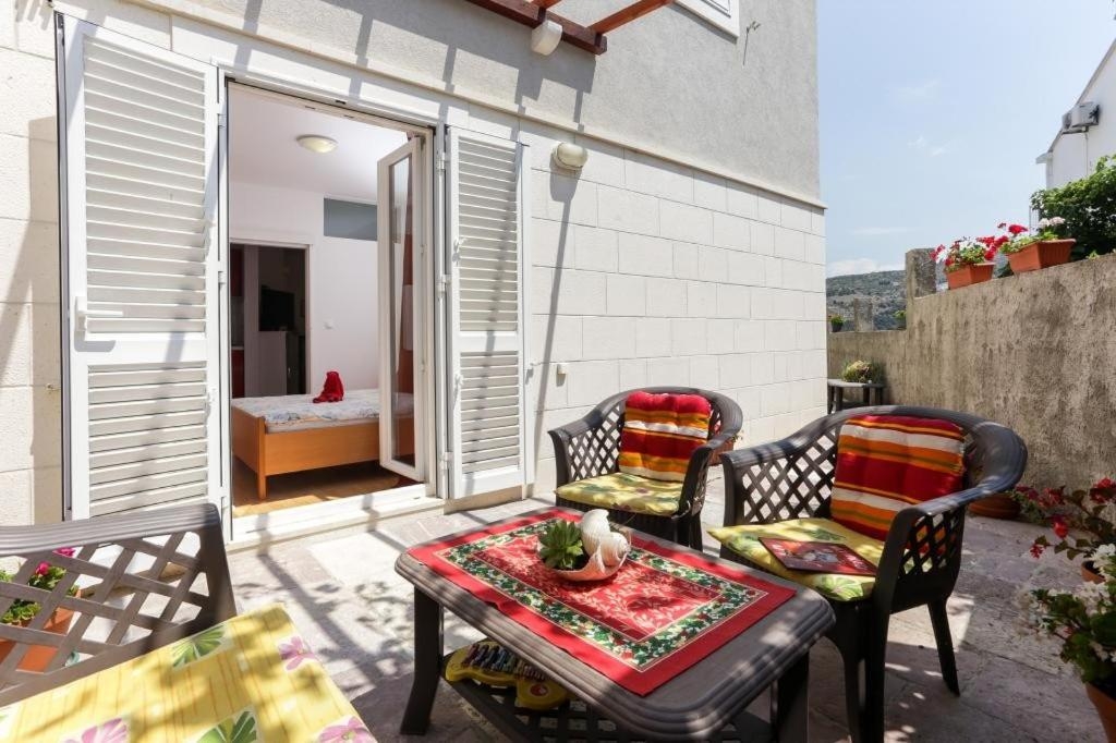 One bedroom apartment with terrace Dubrovnik (A-21248-b)