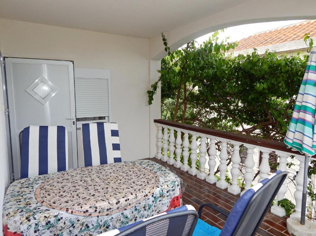 Two bedroom apartment with terrace Povljana, Pag  A-b