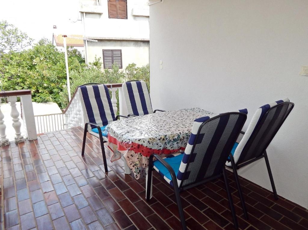 Two bedroom apartment with terrace Povljana, Pag  A-b