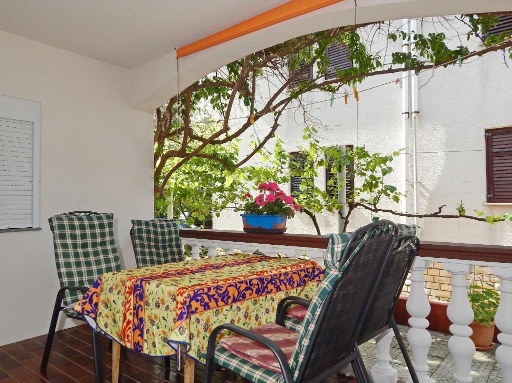 Two bedroom apartment with terrace Povljana, Pag (A-21342-c)