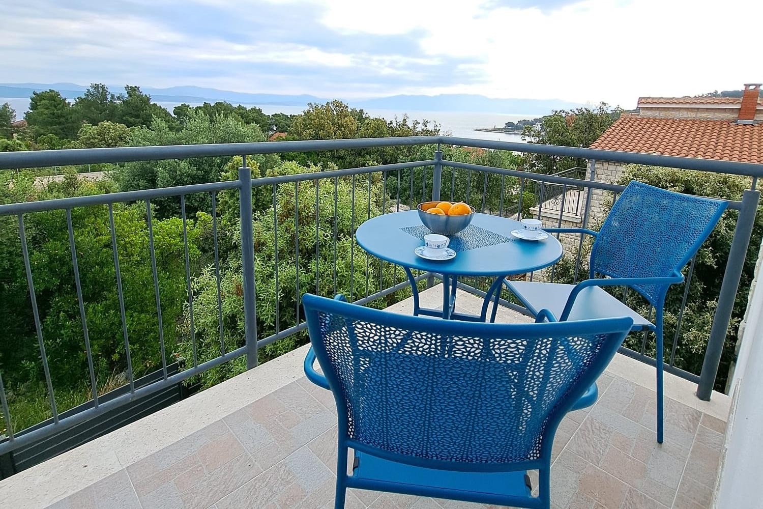 One bedroom apartment with balcony and sea view Rogač, Šolta (A-21346-b)