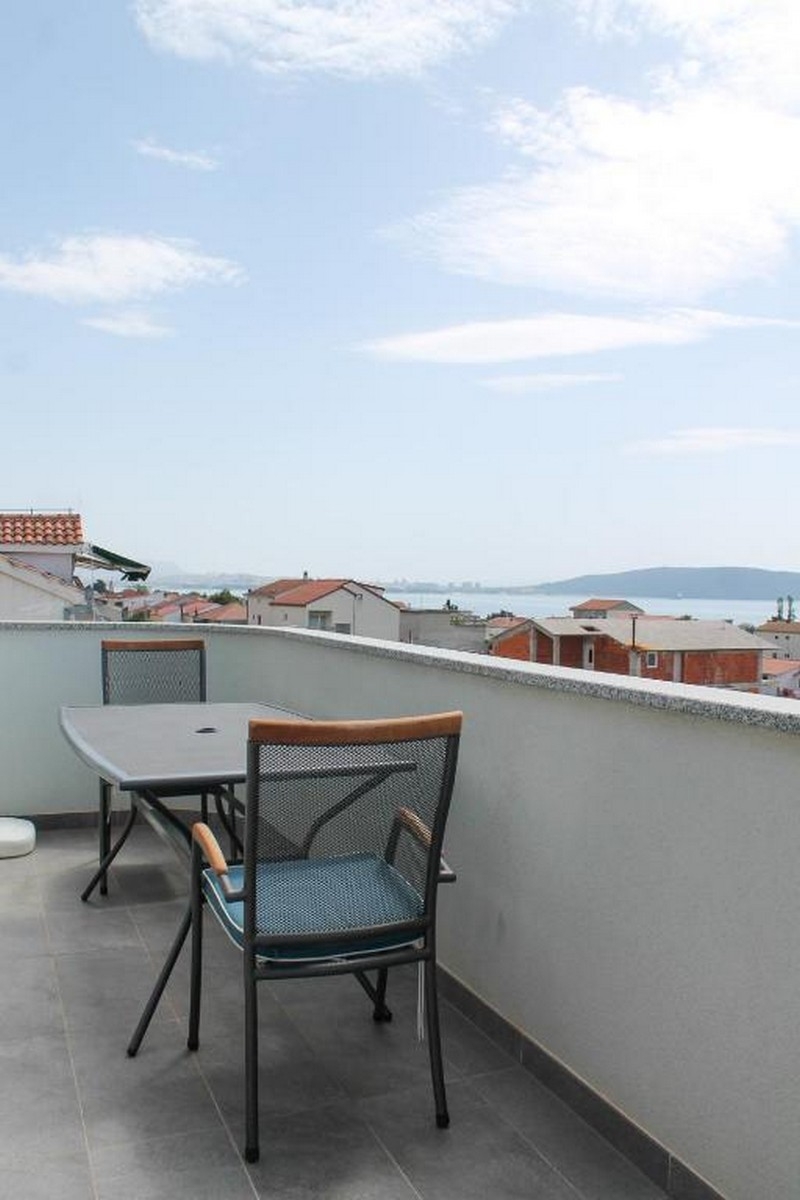 Two bedroom apartment with balcony and sea view Kaštel Kambelovac, Kaštela  A-c