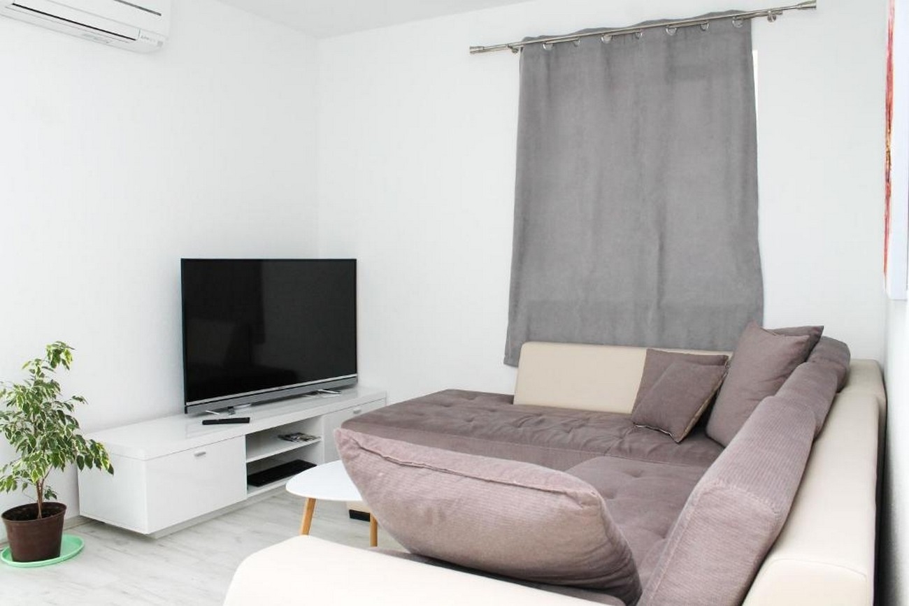 Two bedroom apartment with balcony and sea view Kaštel Kambelovac, Kaštela  A-c